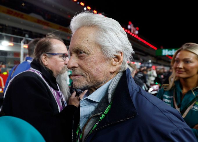 Herec Michael Douglas před startem VC Las Vegas F1 2024