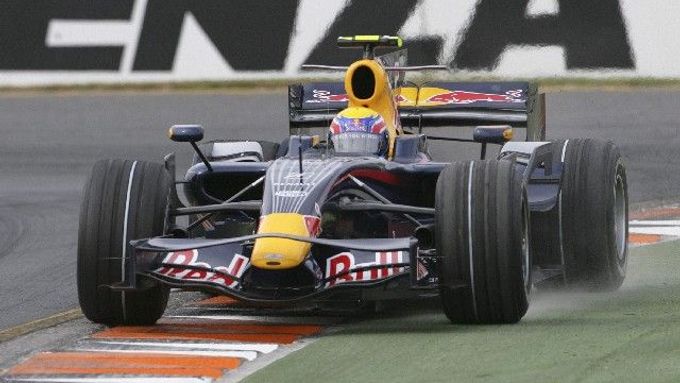 Domácí pilot formule jedna Mark Webber ze stáje Red Bull v průběhu druhého tréninku na VC Austrálie.