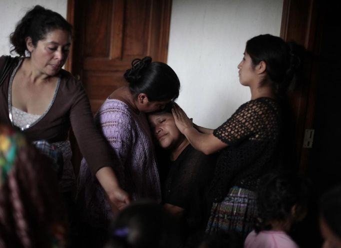 Vilma Bertila Bincoy (C), mother of 8-year-old Evelyn Yanisa Saquij Bin, who killed by a man in a classroom at a primary school cries at her home in Tactic, in Alta Verapaz region, some 189 km (117 miles) from Guatemala City, September 12, 2012. According to local media, the man who was lynched and burnt alive by a mob, had entered a school and killed two children, 8-year-old and a 13-year-old, with a machete. REUTERS/Jorge Dan Lopez (GUATEMALA - Tags: EDUCATION CRIME LAW) Published: Zář. 13, 2012, 12:45 dop.