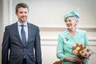 Budoucí nástupce Markéty II. dánský korunní princ Frederik s královnou při zahajovacím zasedání dánského parlamentu v říjnu 2022. Podle Dánů má královna na oslavy tak trochu smůlu. Již akce u příležitosti jejích osmdesátých narozenin překazila pandemie covidu-19, stejně jako oslavy výročí její vlády v lednu.