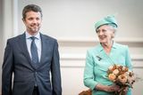 Budoucí nástupce Markéty II. dánský korunní princ Frederik s královnou při zahajovacím zasedání dánského parlamentu v říjnu 2022. Podle Dánů má královna na oslavy tak trochu smůlu. Již akce u příležitosti jejích osmdesátých narozenin překazila pandemie covidu-19, stejně jako oslavy výročí její vlády v lednu.