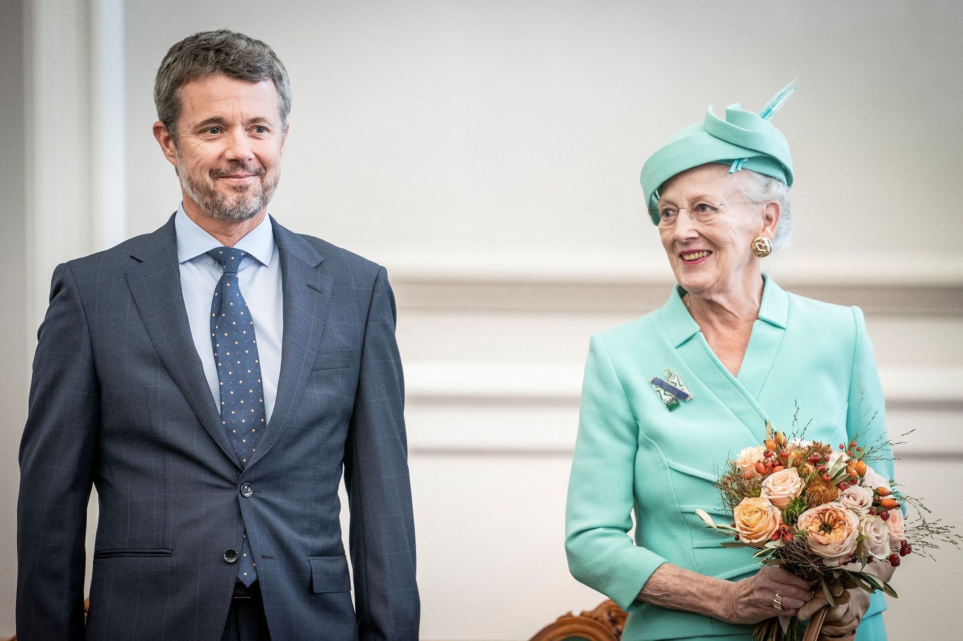 Nástupce královny dánský korunní princ Frederik s královnou při otevření dánského parlamentu v říjnu 2022.