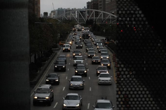 People drive at lower Manhattan in New York, October 28, 2012. Tens of millions of East Coast residents scrambled on Sunday to prepare for Hurricane Sandy, which could make landfall as the largest storm to hit the United States, bringing battering winds, flooding and even heavy snow. REUTERS/Eduardo Munoz (UNITED STATES - Tags: ENVIRONMENT DISASTER)