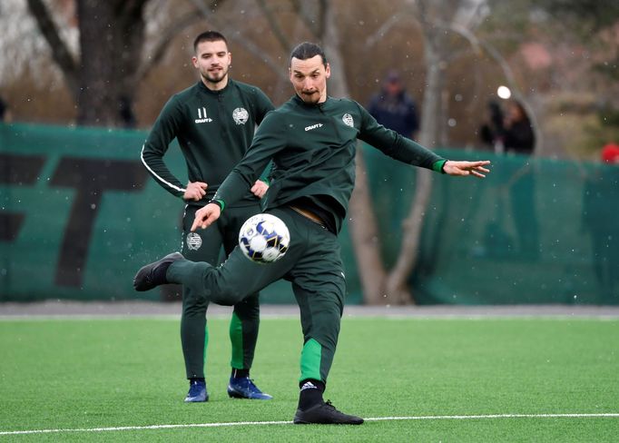 Zlatan Ibrahimovic na tréninku se švédským týmem Hammarby.