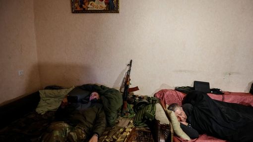 Ukrajinští vojáci odpočívají v domě za frontovou linií v Doněcké oblasti.