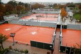 Když tu probíhá grandslam, obvykle všechno kvete a pučí, ale teď na přelomu září a srpna je pařížský areál Rolanda Garrose deštivý, chladný a ponurý.