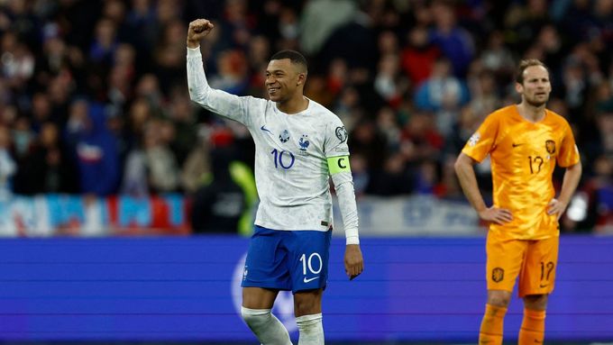Kylian Mbappé slaví gól Francie proti Nizozemsku v kvalifikaci o ME 2024.