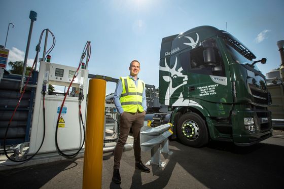 Slavná palírna Glenfiddich ze zbytků z výroby vyrábí biomasu, na kterou pak jezdí firemní náklaďák rozvážející zboží.