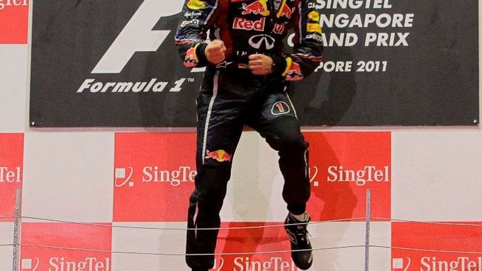 Vítěz VC Singapuru Vettel líbal kameru, Schumacher prchal z trosek