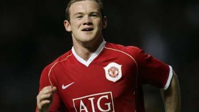 Útočník Manchesteru Wayne Rooney se raduje z gólu na 3:0 proti AS Řím.