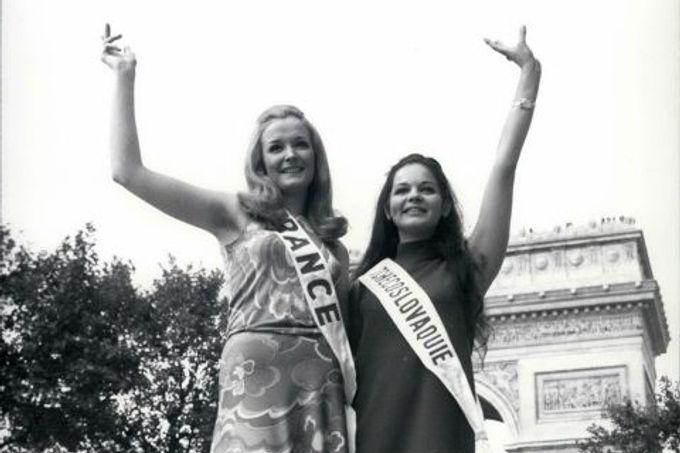 Soutěž miss v roce 1968. Za Československo se tehdy zúčastnila Alžběta Štrkulová (vpravo).