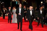 Na premiéru čtyřiadvacáté bondovky se v Londýně vydaly tisíce fanoušků, v Royal Albert Hall se jí zúčastnili nejen členové filmového štábu, ale i princ William s manželkou a princ Harry. (Na snímku s režisérem filmu Samem Mendesem a producentem Michaelem G. Wilsonem.)