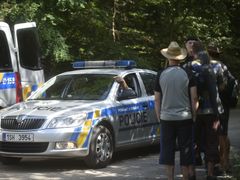 Policisté na Nymbursku vyzvali k ukončení nelegální technoparty.