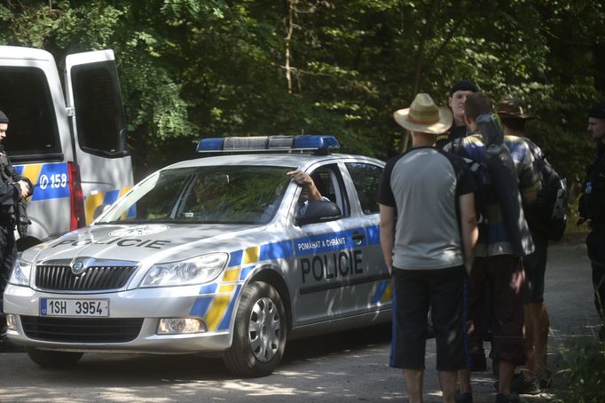 Policisté na Nymbursku vyzvali k ukončení nelegální technoparty.