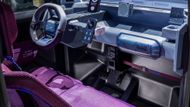 Žádné zbytečnosti. Uvnitř nečekejte velké obrazovky, naopak má auto spoustu držáků YouClip na bezdrátové reproduktory nebo třeba bezdrátovou nabíječku.