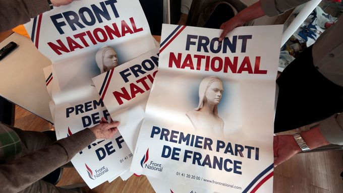 Předvolební plakáty Národní fronty Marine Le Penové.