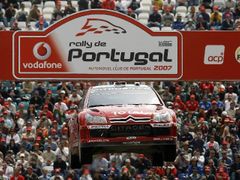 Francouz Sébastien Loeb s Citroënem se řítí do cíle Portugalské rallye, která byla již jeho třetím vítězstvím v sezoně.