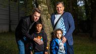Ivo a partner Jakub, gay pěstouni se svými dvěma dětmi