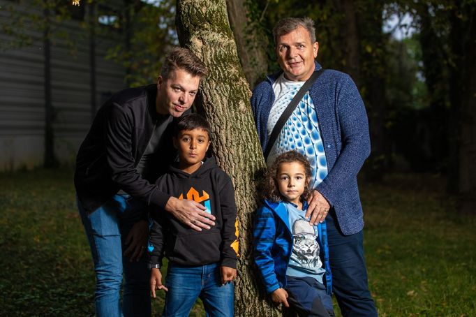 Ivo a jeho životní partner Jakub s dvěma dětmi, které mají v pěstounské péči.