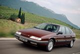 Zatímco Peugeotu se dařilo, Citroën počátkem 90. let prodejně spíše paběrkoval. Nabízel ale mimo jiné i luxusní limuzínu nebo kombi XM, a to včetně varianty se 147kW benzinovým třílitrovým šestiválcem. Za tuto verzi si ale nechal dovozce dobře zaplatit - 1 349 000 korun s karoserií sedan.