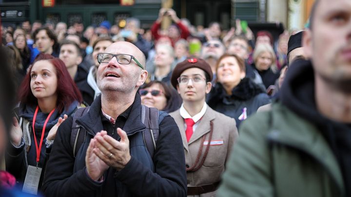 Na tři akce k výročí 17. listopadu dorazilo do centra Prahy přes 200 tisíc lidí