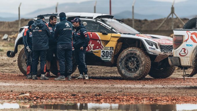 Piloti Peugeotu debatuj o vozu Sébastiena Loeba před dnešním přesunem do La Pazu.