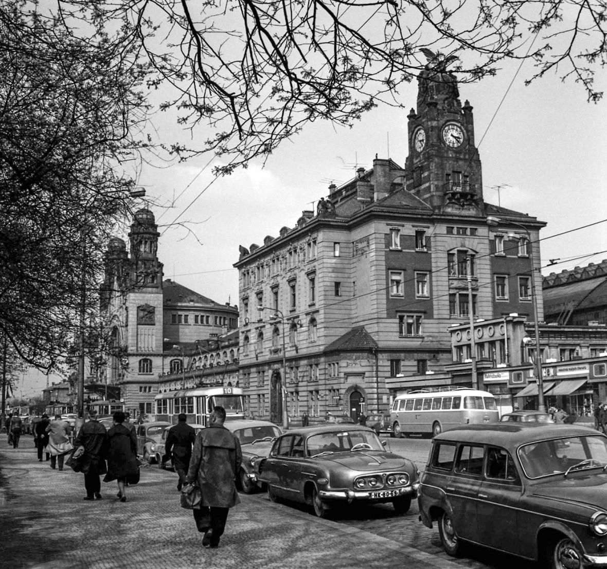 Tramvaje před hlavním nádražím v Praze, rok 1966.