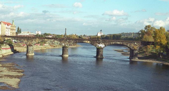 Negrelliho viadukt na snímku z roku 2004