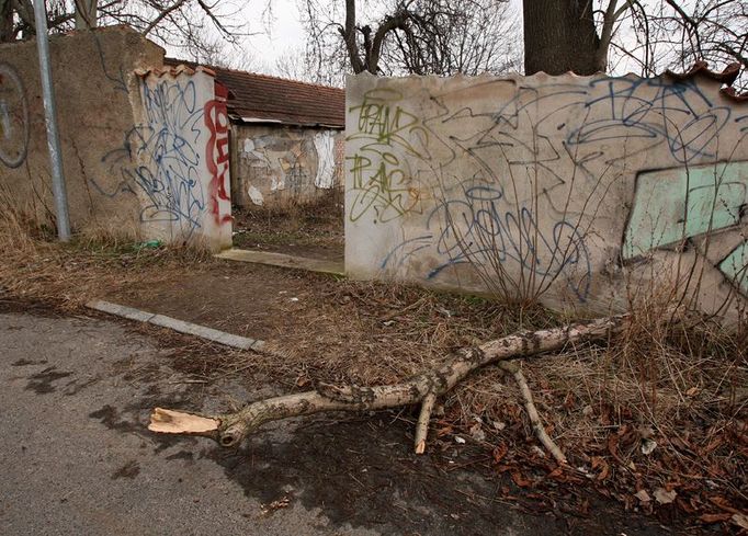 Vstup na travnaté prostranství na předchozím snímku. Pro zřízení stanoviště bezpečnostní kontroly velmi vhodné.