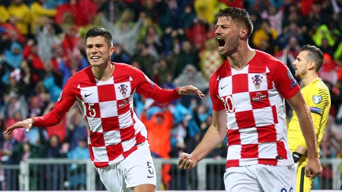 Bruno Petkovič slaví gól, kterým přispěl k vítězství Chorvatska 3:1 nad Slovenskem