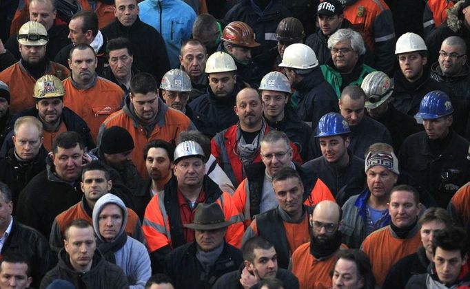 Arcelor Mittal workers from several Liege sites attend a general assembly in Liege January 28, 2013. ArcelorMittal the world's largest steel producer, plans to shut a coke plant and six finishing lines at its site in Liege Belgium, affecting 1,300 employees, the group said on last week. REUTERS/Yves Herman (BELGIUM - Tags: BUSINESS CIVIL UNREST BUSINESS EMPLOYMENT) Published: Led. 28, 2013, 11:51 dop.