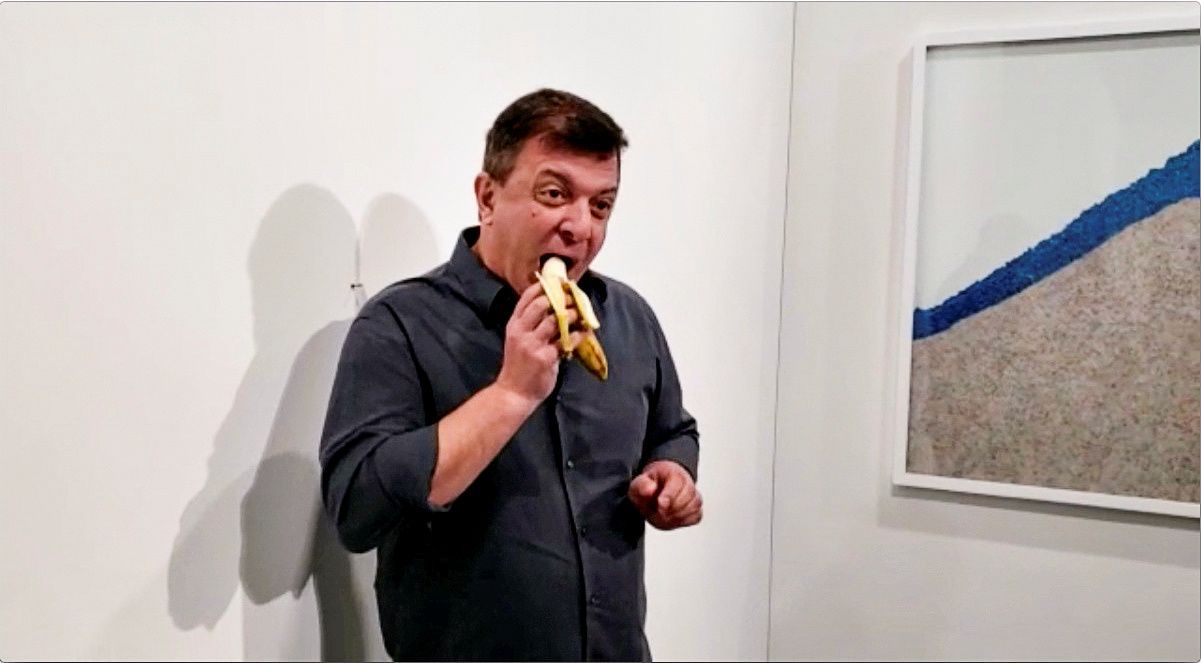 Umělec David Datuna snědl banán za 150 tisíc dolarů