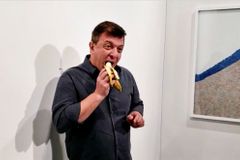 Jeden v galerii vystavil banán, druhý ho tam přišel sníst. Oba tvrdí: Bylo to umění