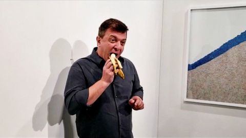 Umělec šokoval návštěvníky galerie. Snědl vystavený banán za 120 tisíc dolarů