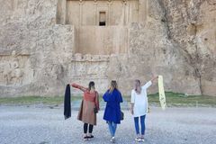 Sundají-li ženy šátky, režim padne, myslí si v Íránu. Nejspíš se nemýlí