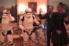 Manželé Obamovi oslavili Star Wars. V Bílém domě si zatančili se stormtroopery