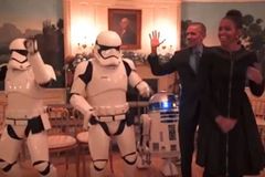 Manželé Obamovi oslavili Star Wars. V Bílém domě si zatančili se stormtroopery