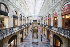 Kvůli hrozbě bombovým útokem policie v Moskvě vyklidila nákupní centra, šlo o planý poplach