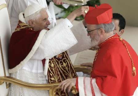 Papež Benedikt XVI. a nově jmenovaný kardinál Sean Patrick O'Malley (Spojené státy).