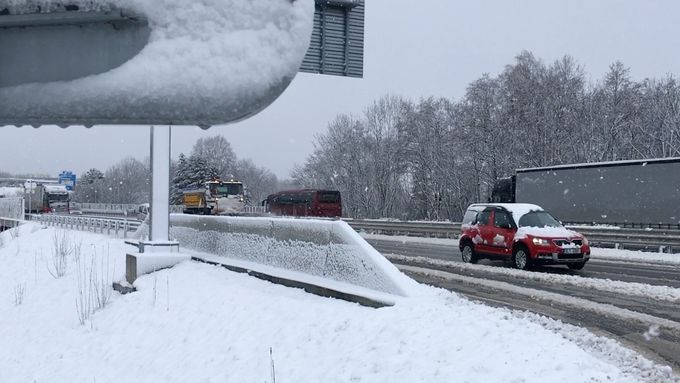 Přívaly sněhu komplikují dopravu v Liberci