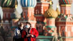 Ženy s rouškami na Rudém náměstí v Moskvě.