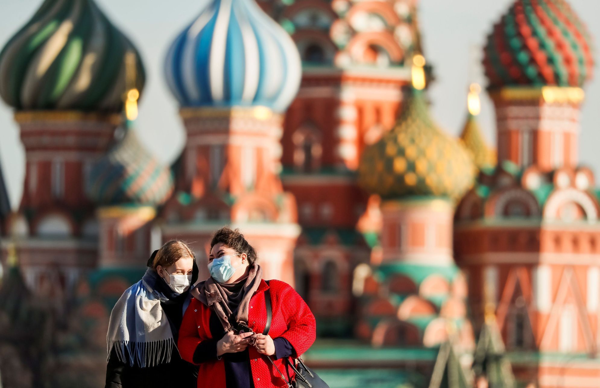 Ženy s rouškami na Rudém náměstí v Moskvě.