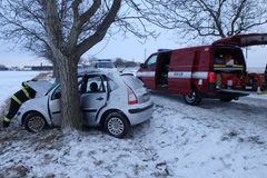 Nehoda tří aut na Chomutovsku si vyžádala jednoho mrtvého a dva těžce zraněné
