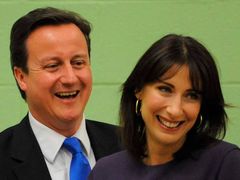 Mají tam lepší fotbal. A lepší, nebo alespoň obratnější politiky. (Nový premiér David Cameron s manželkou.)