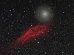 Holmesova kometa na snímku vedle mlhoviny zvané Kalifornie. První je od nás vzdálena 25 světelných minut, druhá asi 1500 světlených let.