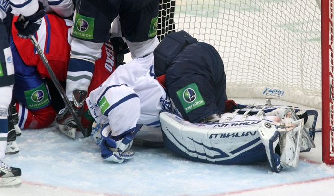 Hokejový brankář Dynama Moskva Alexandr Jerjomenko v utkání KHL 2012/13 proti Lvu Praha.