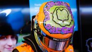 Daniel Ricciardo je veselá kopa. Podobně veselý je i design helmy pilota McLarenu.