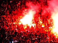 Fanoušci odpalují světlice na utkání Egypt - Alžírsko.