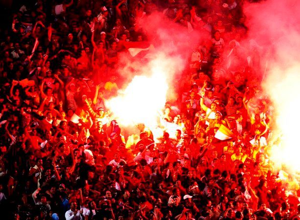 Fanoušci odpalují světlice na utkání Egypt - Alžírsko.