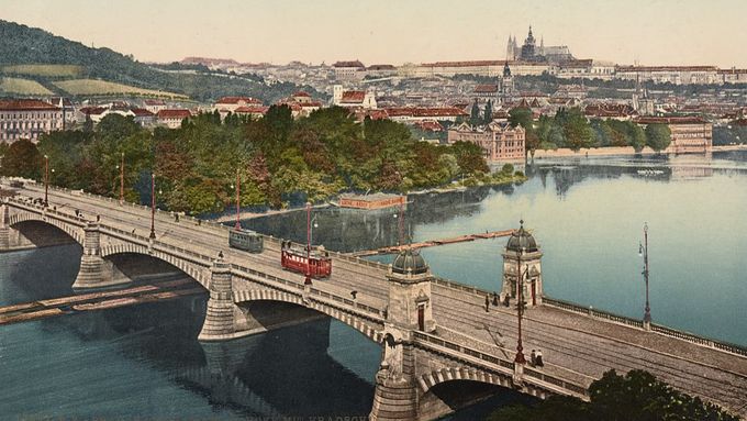Národní muzeum, než ho odřízla magistrála, a pusté Vary. Fotky z roku 1900 berou dech